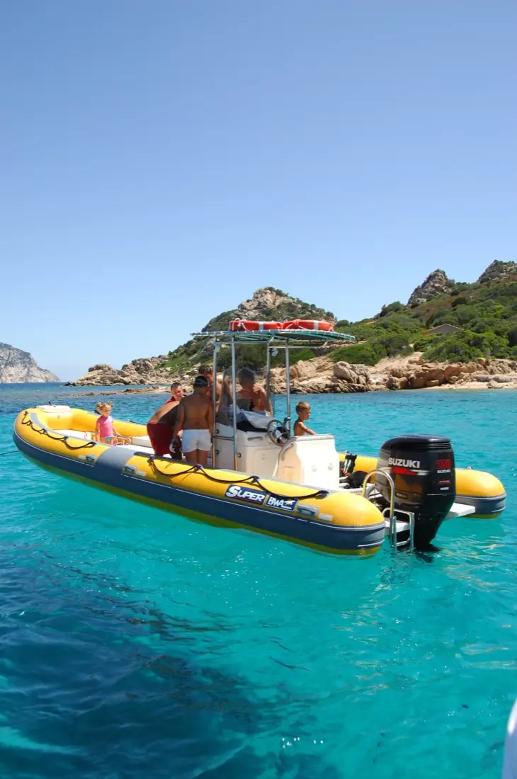 Gommone Karibu nelle acque cristalline di Tavolara