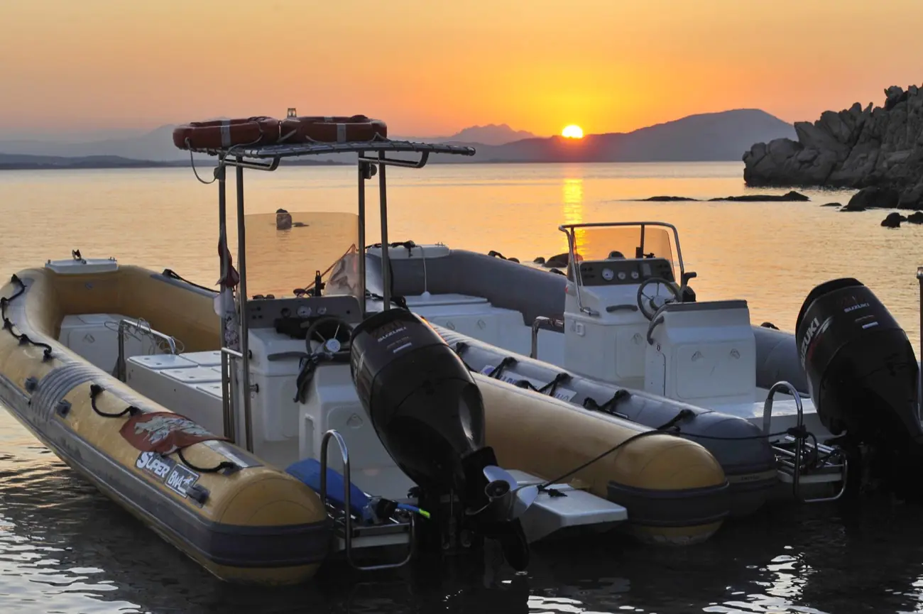 Gommoni Karibu al tramonto a Cala d'Ambra
